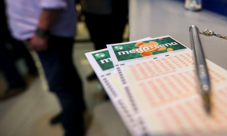 Mega-Sena acumula novamente e prêmio chega a R$ 300 milhões para sorteio desta segunda-feira (26)
