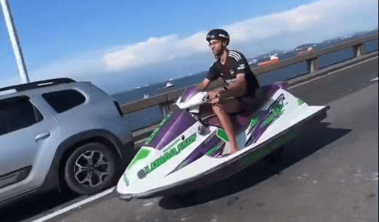 Homem transforma jet ski em moto e passeia pela Ponte Rio-Niterói; assista vídeo que viralizou