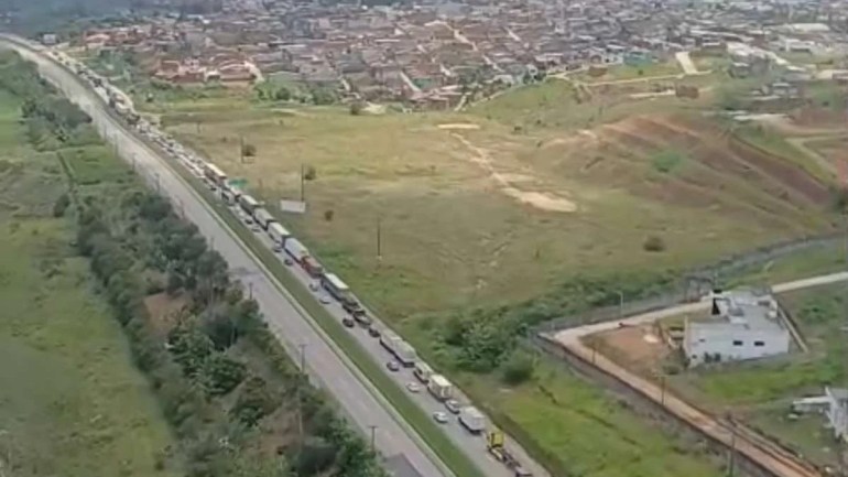 Protesto por morte de jovem interdita trecho da BR-232 em Vitória de Santo Antão