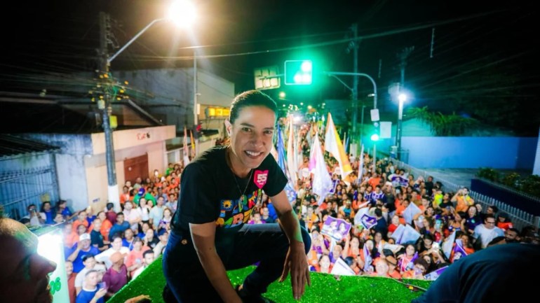 Raquel Lyra destaca investimentos em Moreno durante caminhada de campanha