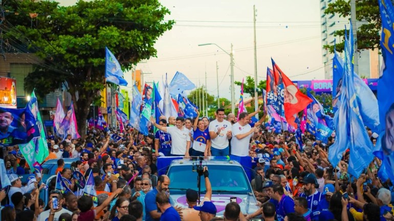 Raquel Lyra faz caminhada em Caruaru e apresenta balanço de ações do governo