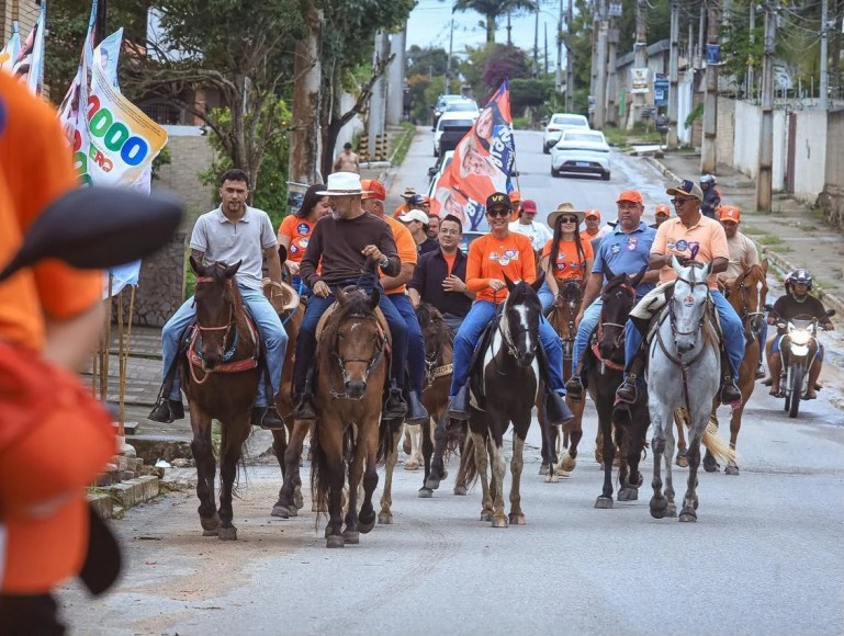 Viviane Facundes percorre ruas de Gravatá a cavalo durante encontro com apoiadores