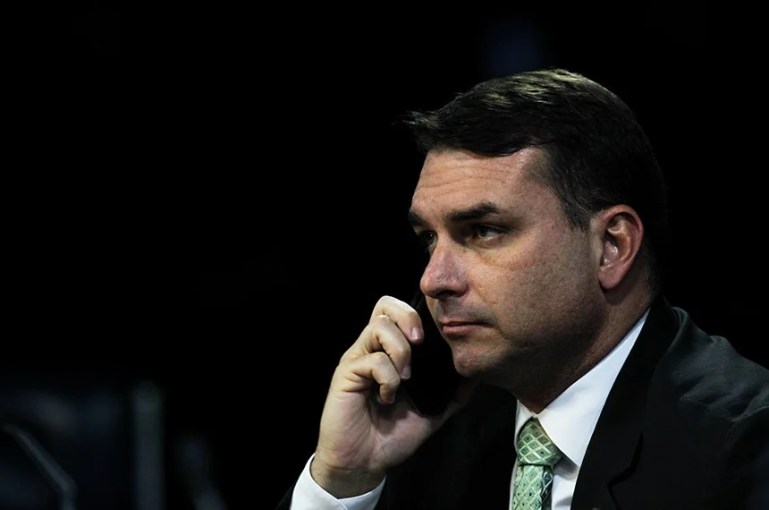 Flávio Bolsonaro é alvo de novo inquérito no STF por suspeita de lavagem de dinheiro
