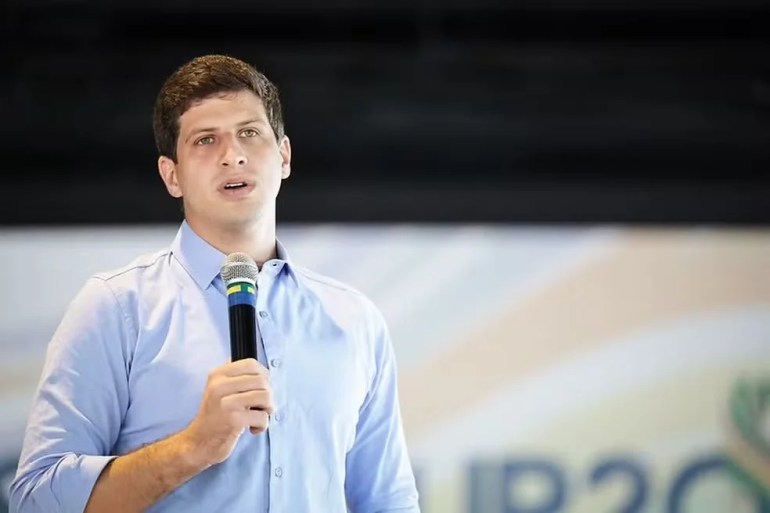 João Campos acusa Flávio Bolsonaro de transformar debate presidencial em espetáculo e cobra explicações