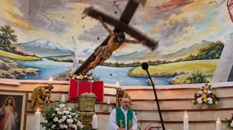 VIDEO: Padre morre após ser atingido por crucifixo durante celebração de missa