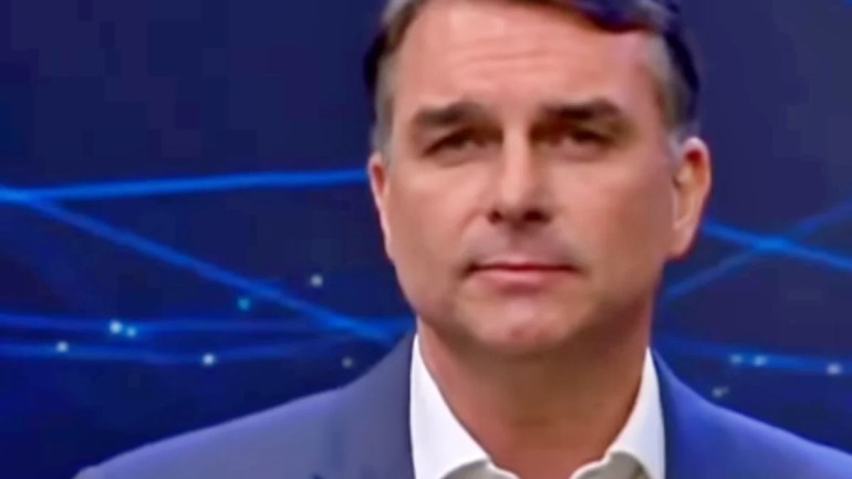 Medo de perder Bolsa Família aumenta rejeição a Flávio Bolsonaro, avalia diretor da Quaest